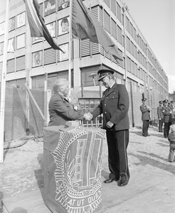884418 Afbeelding van het met een druk op de knop storten van de eerste paal voor het nieuwe Hoofdbureau van Politie ...
